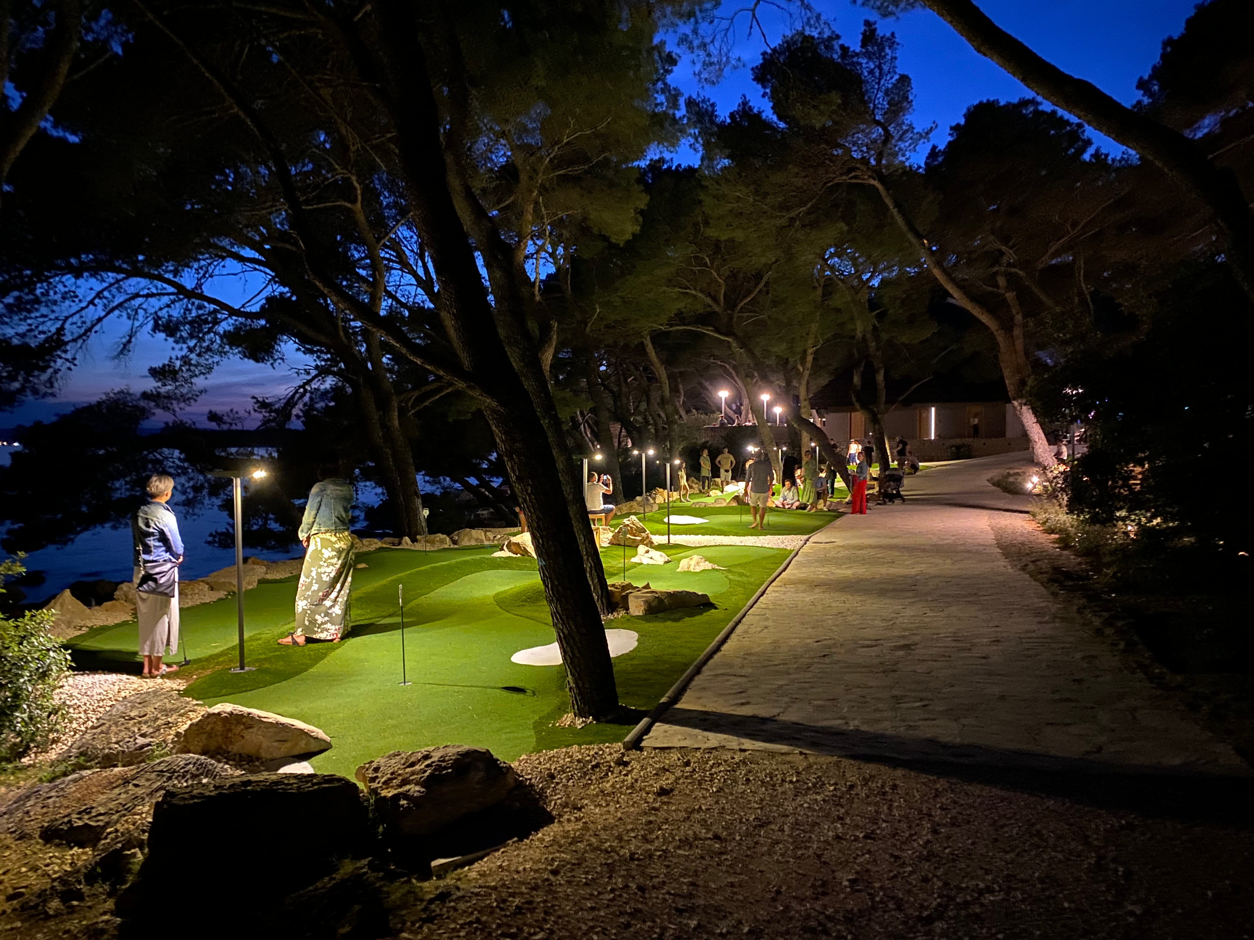 Mini Golf noćna slika