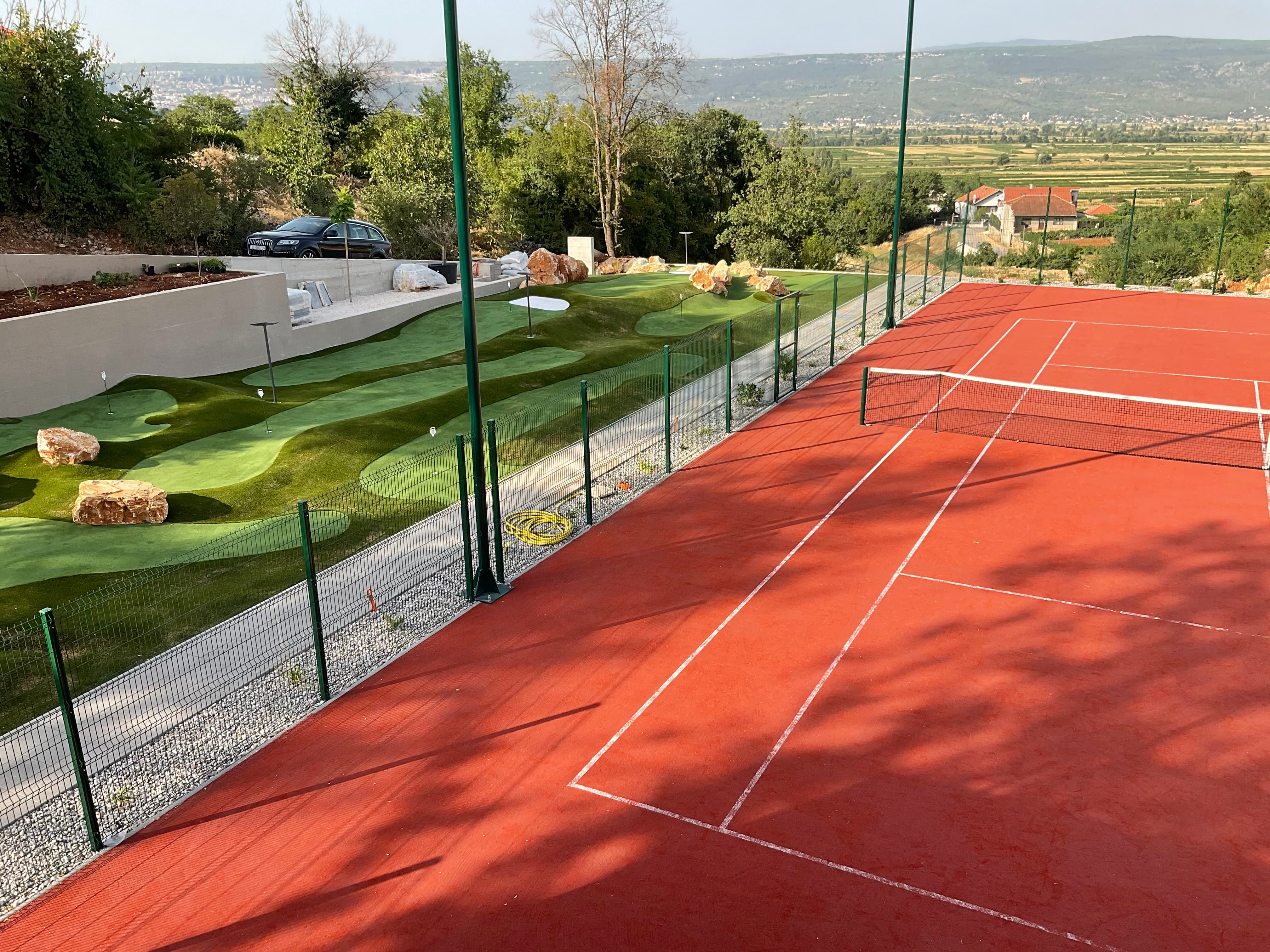 Teniski teren i Premium Mini Golf u Arja Resort