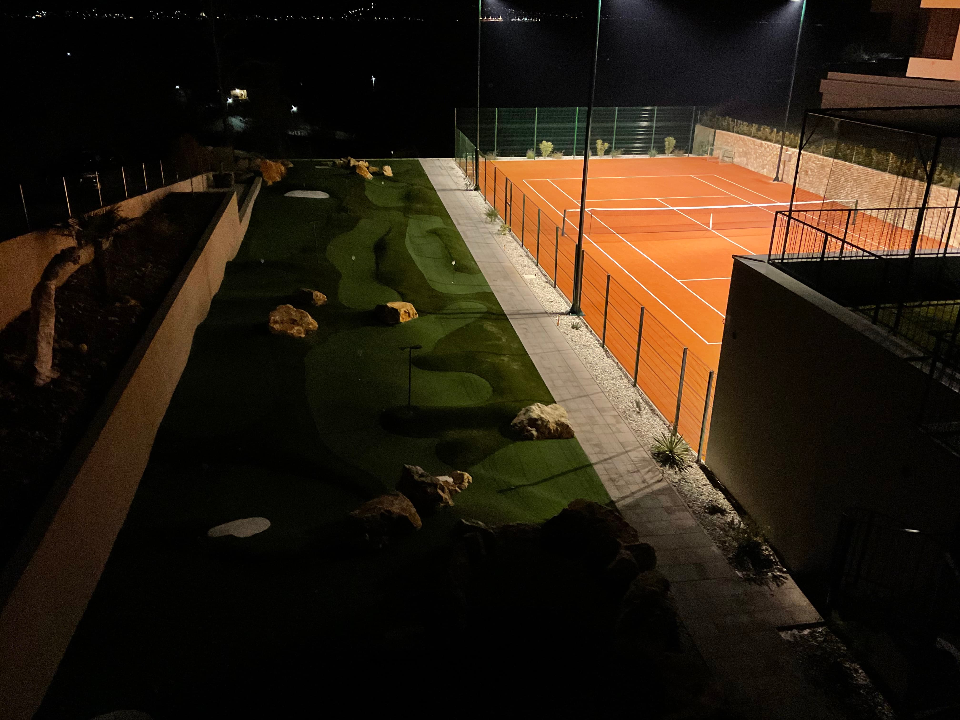 Teniski teren od umjetne trave i Premium Mini Golf u Arja Resort