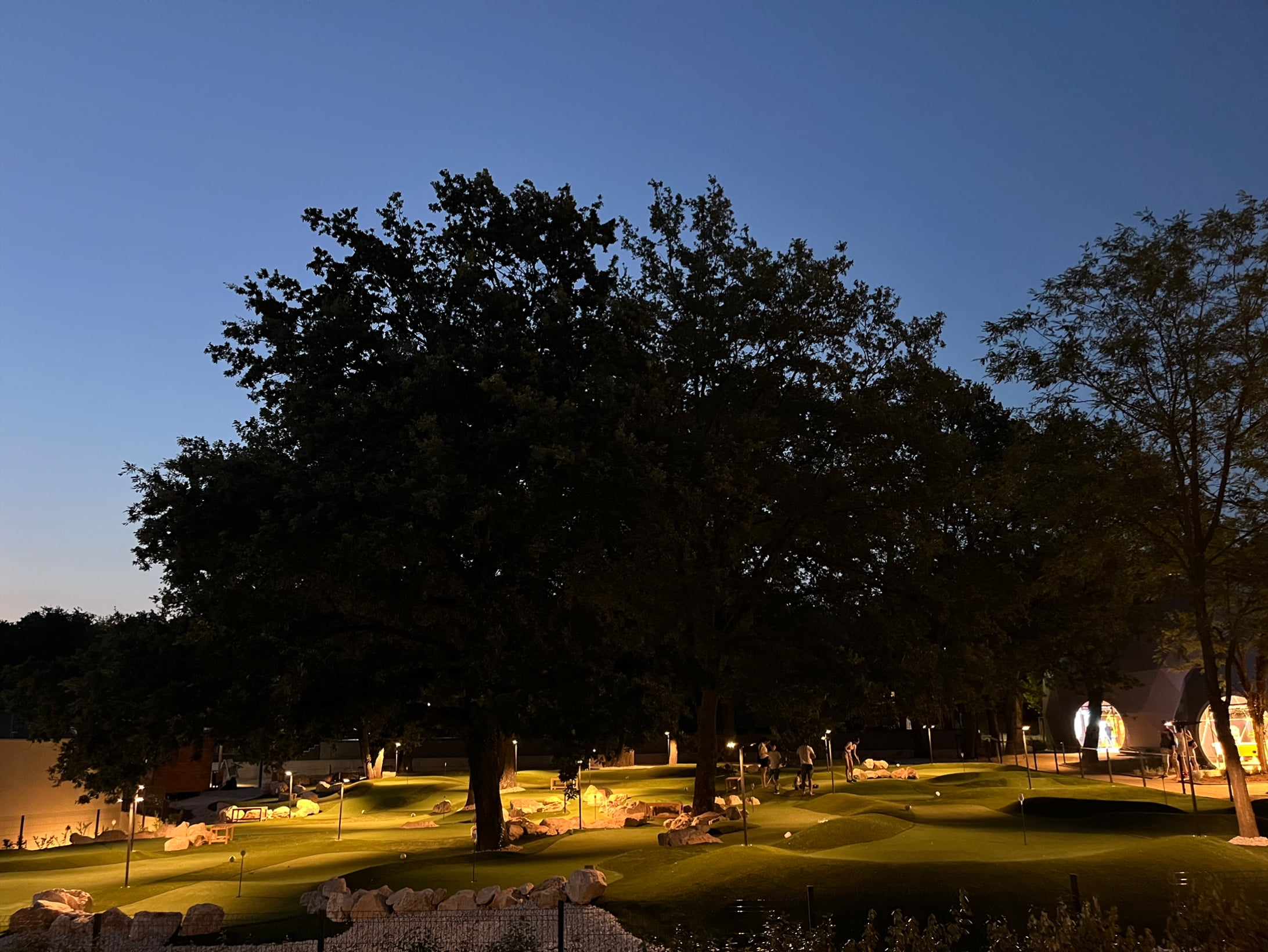 Noćna slika Exclusive Mini Golf terena s igračima