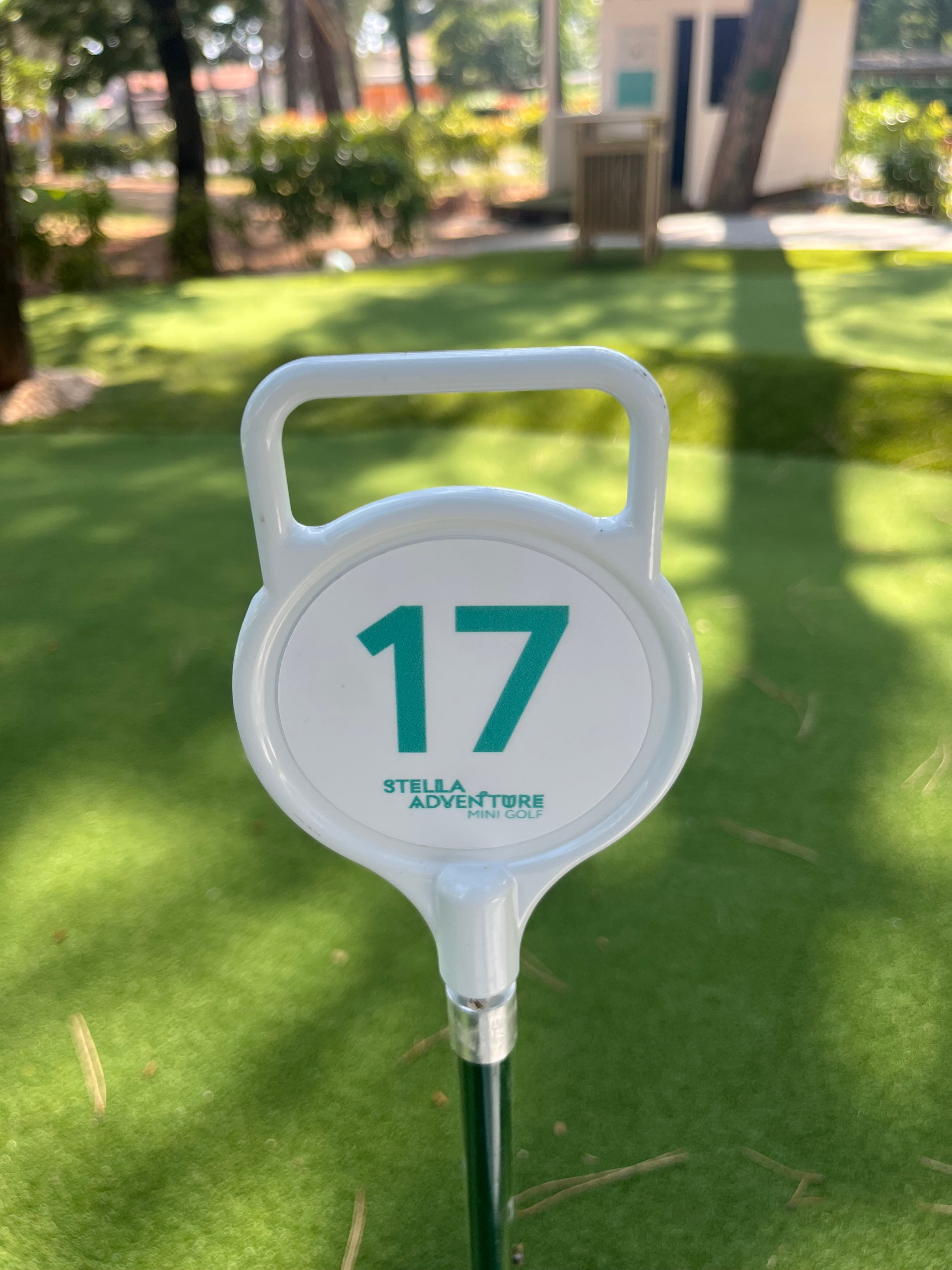Hole marker na mini golf terenu